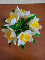 Gehaakte narcisbloem van acrylgaren met trompetcentrum, lentebloemdecoratie in een pot