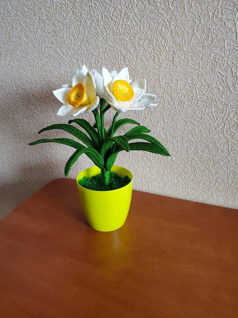 Gehaakte narcisbloem van acrylgaren met trompetcentrum, lentebloemdecoratie in een pot