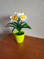 Gehaakte narcisbloem van acrylgaren met trompetcentrum, lentebloemdecoratie in een pot
