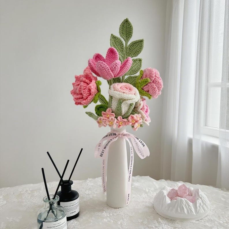 Gehaakt pioenrozenboeket met tulp, roos en leliebloem in paars voor decoratie