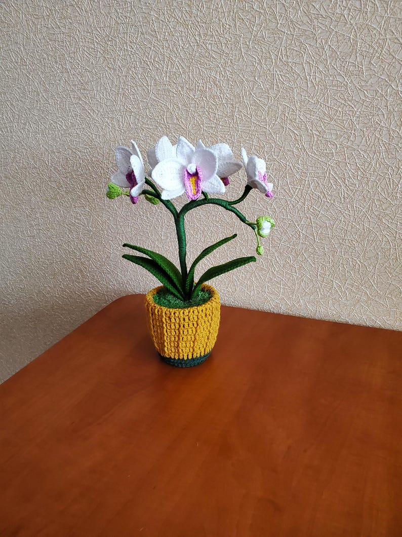 Gehaakte witte orchideeplant in mosterdgele pot, bloemendecor voor woonkamer en kantoor