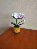 Gehaakte witte orchideeplant in mosterdgele pot, bloemendecor voor woonkamer en kantoor