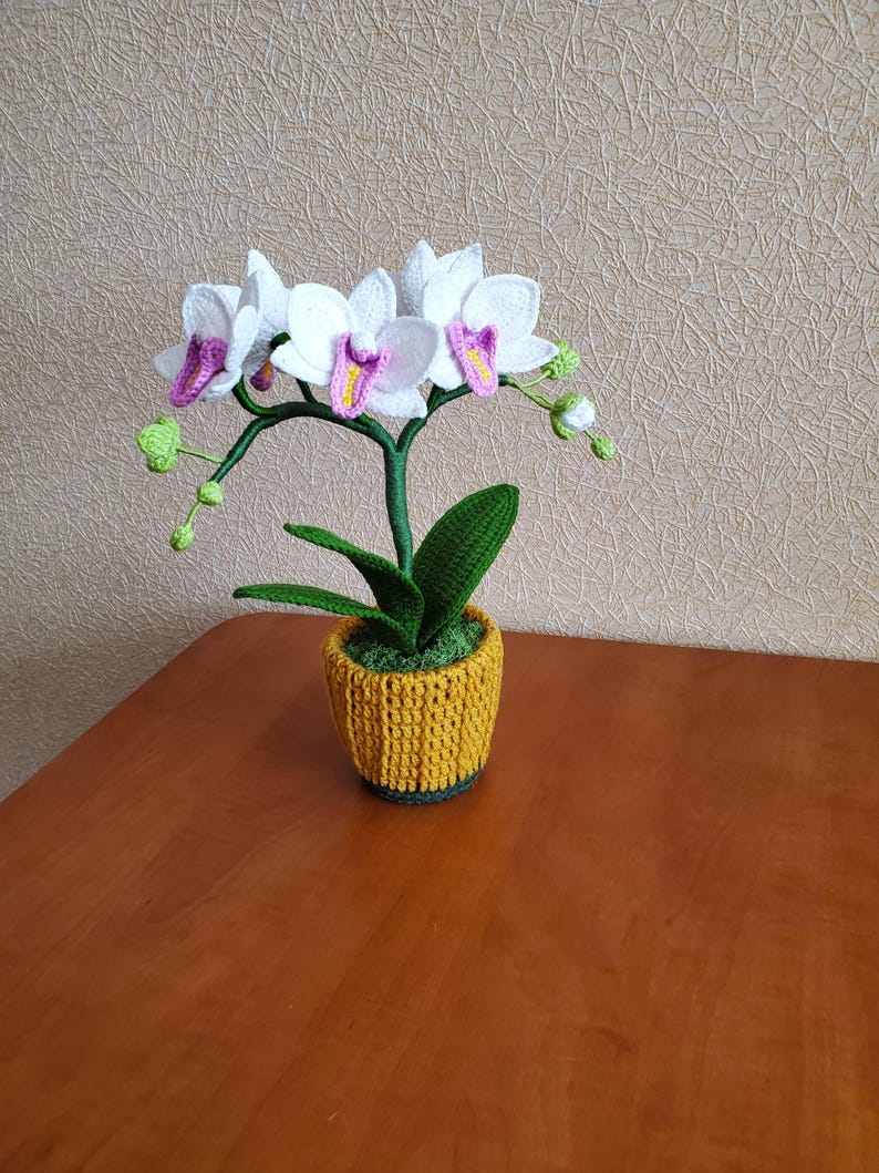 Gehaakte witte orchideeplant in mosterdgele pot, bloemendecor voor woonkamer en kantoor