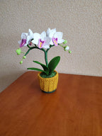 Gehaakte witte orchideeplant in mosterdgele pot, bloemendecor voor woonkamer en kantoor