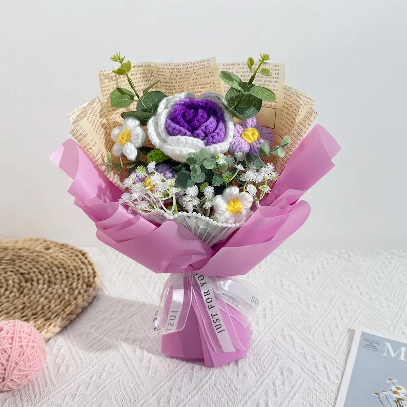 Gehaakt rozenboeket van garen met accentbloemen en zacht groen, handgemaakt bloemstuk