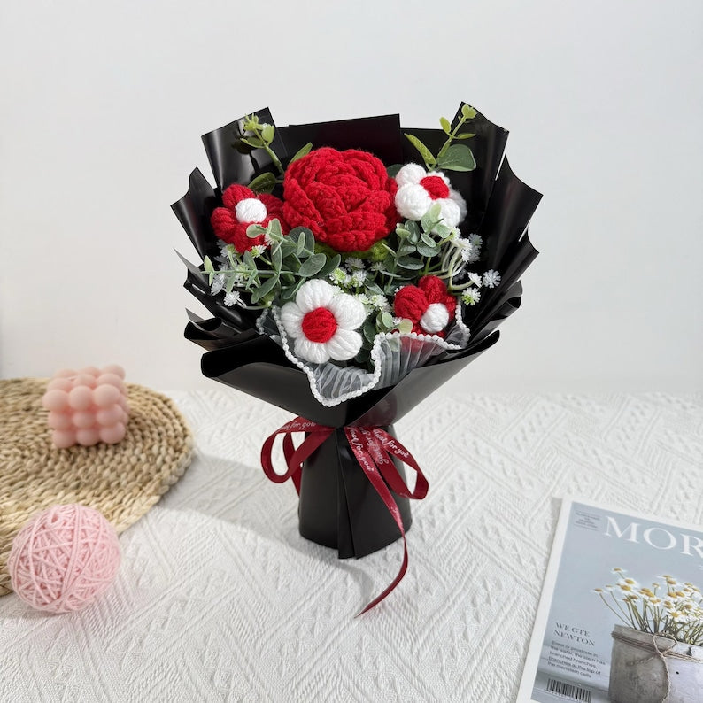 Gehaakt rozenboeket van garen met accentbloemen en zacht groen, handgemaakt bloemstuk