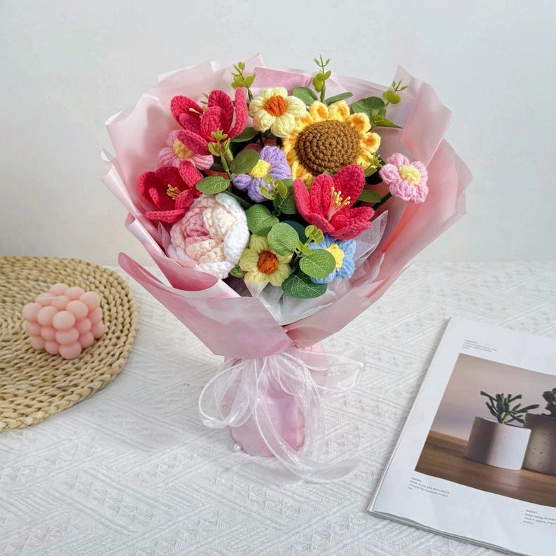 Gehaakt bloemenboeket met tulpen, rozen en zonnebloemen van zacht garen