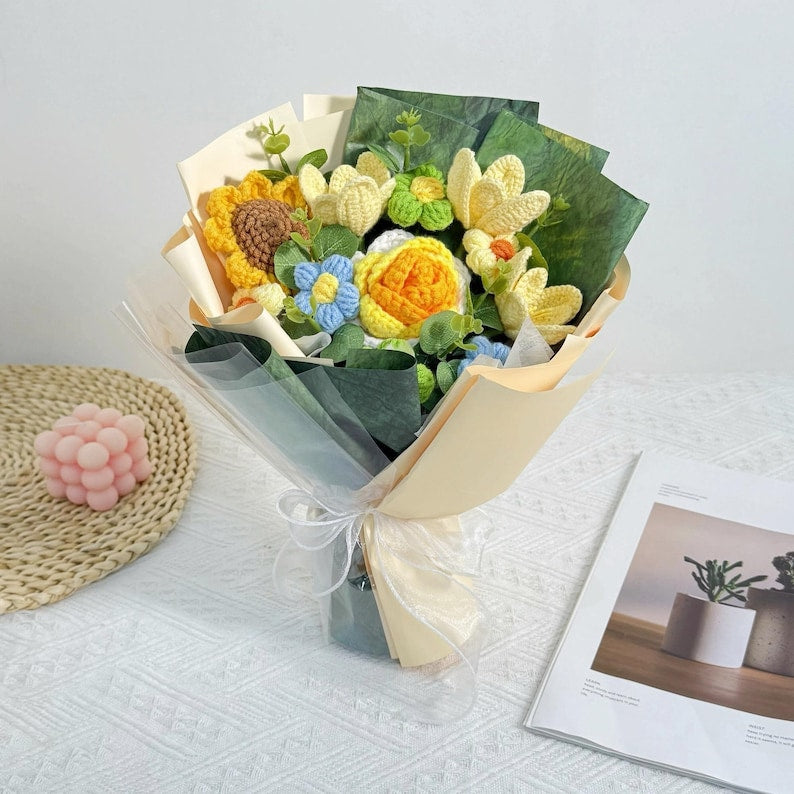 Gehaakt bloemenboeket met tulpen, rozen en zonnebloemen van zacht garen