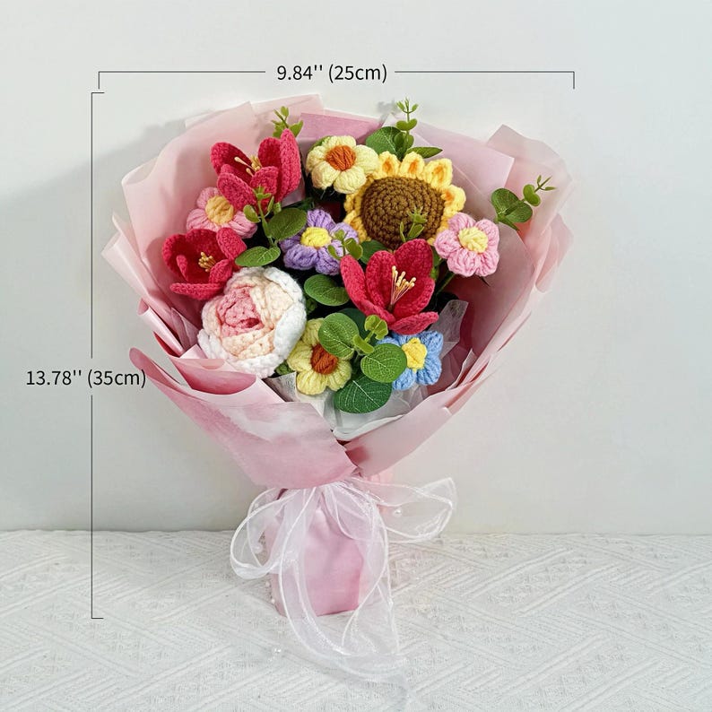 Gehaakt bloemenboeket met tulpen, rozen en zonnebloemen van zacht garen