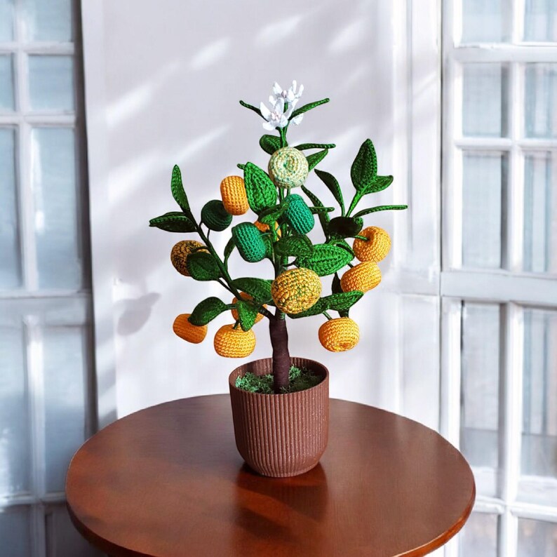 Gehaakte mandarijnboom met gelaagde bladeren en witte bloesem voor plankdecoratie