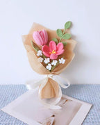 Mini-boeketje van handgemaakte gehaakte bloemen van zacht garen