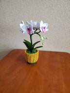 Gehaakte witte orchideeplant in mosterdgele pot, bloemendecor voor woonkamer en kantoor