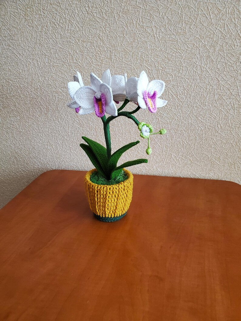 Gehaakte witte orchideeplant in mosterdgele pot, bloemendecor voor woonkamer en kantoor