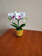 Gehaakte witte orchideeplant in mosterdgele pot, bloemendecor voor woonkamer en kantoor