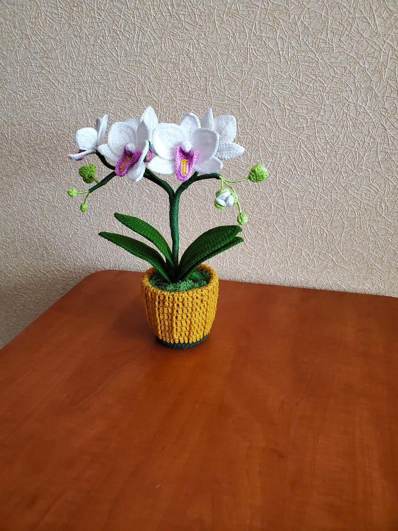 Gehaakte witte orchideeplant in mosterdgele pot, bloemendecor voor woonkamer en kantoor