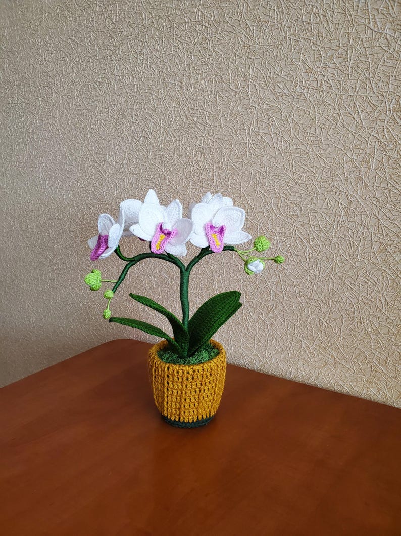 Gehaakte witte orchideeplant in mosterdgele pot, bloemendecor voor woonkamer en kantoor