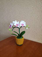 Gehaakte witte orchideeplant in mosterdgele pot, bloemendecor voor woonkamer en kantoor