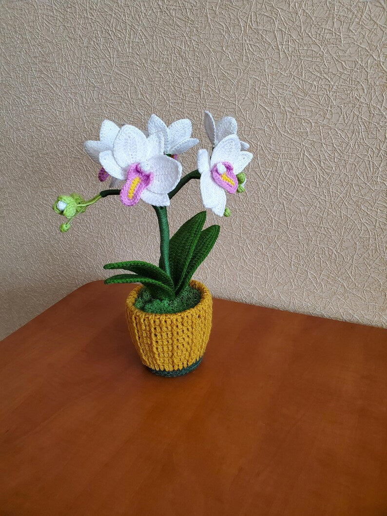 Gehaakte witte orchideeplant in mosterdgele pot, bloemendecor voor woonkamer en kantoor