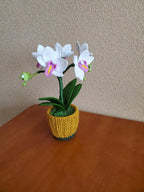 Gehaakte witte orchideeplant in mosterdgele pot, bloemendecor voor woonkamer en kantoor