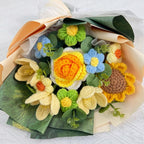 Gehaakt bloemenboeket met tulpen, rozen en zonnebloemen van zacht garen