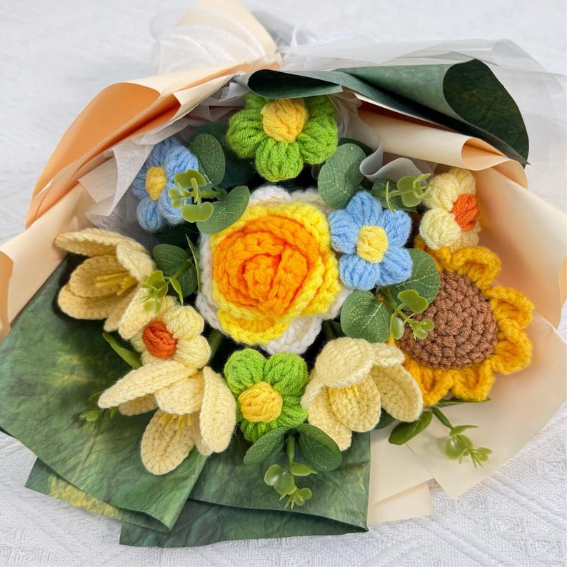 Gehaakt bloemenboeket met tulpen, rozen en zonnebloemen van zacht garen