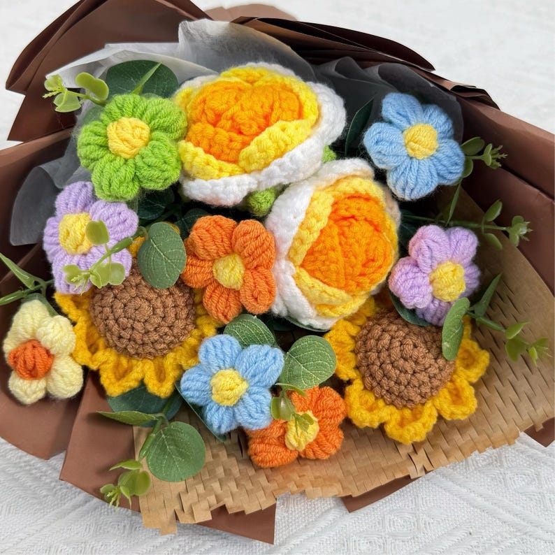 Gehaakt bloemenboeket met tulpen, rozen en zonnebloemen van zacht garen