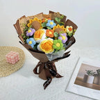 Gehaakt bloemenboeket met tulpen, rozen en zonnebloemen van zacht garen