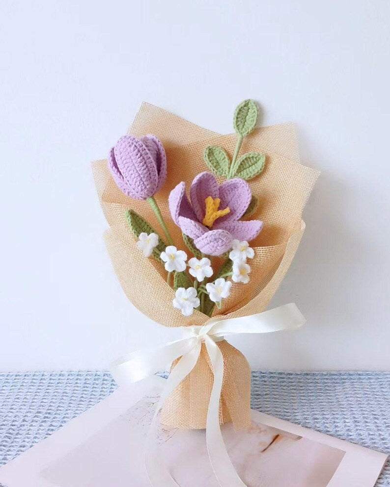 Mini-boeketje van handgemaakte gehaakte bloemen van zacht garen