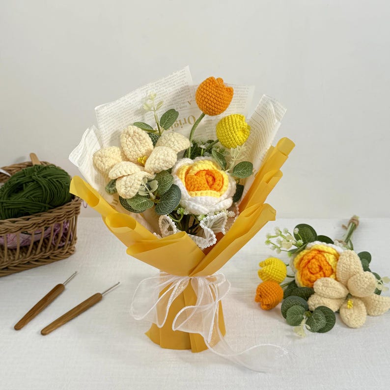 Gehaakte bloemenset met rozen en tulpen: vier handgemaakte boeketten van katoenmix