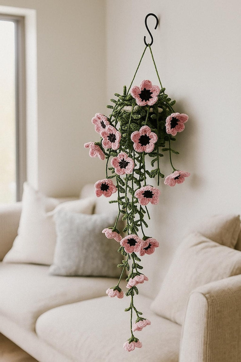 Gehaakte hangende bloemrank met roze bloemen voor muurdecoratie