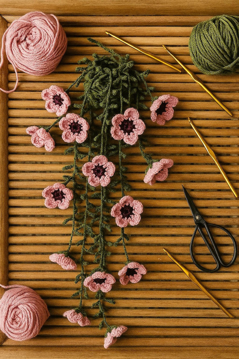 Gehaakte hangende bloemrank met roze bloemen voor muurdecoratie