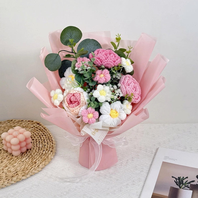 Gehaakt rozenboeket van garen met accentbloemen en zacht groen, handgemaakt bloemstuk