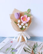 Mini-boeketje van handgemaakte gehaakte bloemen van zacht garen