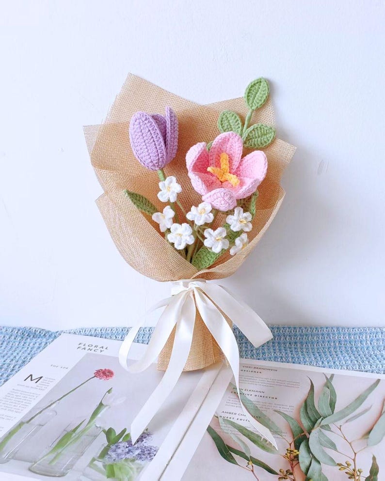 Mini-boeketje van handgemaakte gehaakte bloemen van zacht garen