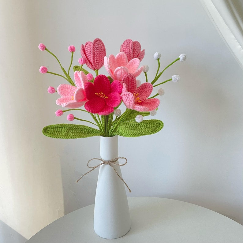Gehaakt tulpenboeket en rozenboeket met lelietje-van-dalen, handgemaakt van garen