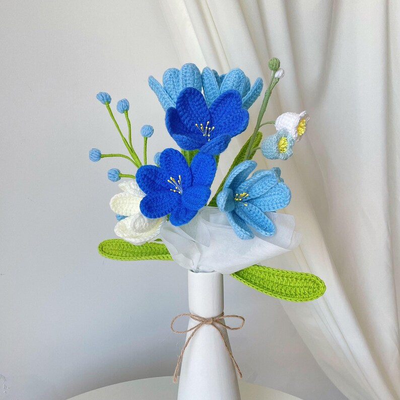 Gehaakt tulpenboeket en rozenboeket met lelietje-van-dalen, handgemaakt van garen