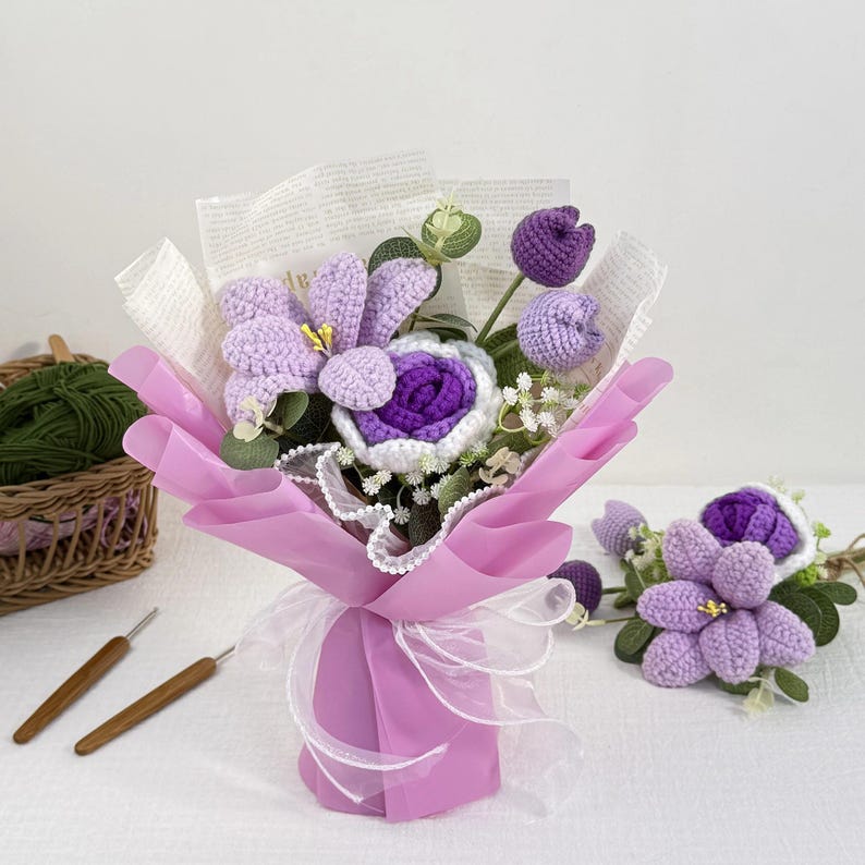 Gehaakte bloemenset met rozen en tulpen: vier handgemaakte boeketten van katoenmix