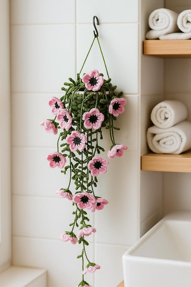Gehaakte hangende bloemrank met roze bloemen voor muurdecoratie