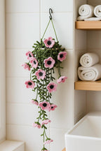 Gehaakte hangende bloemrank met roze bloemen voor muurdecoratie