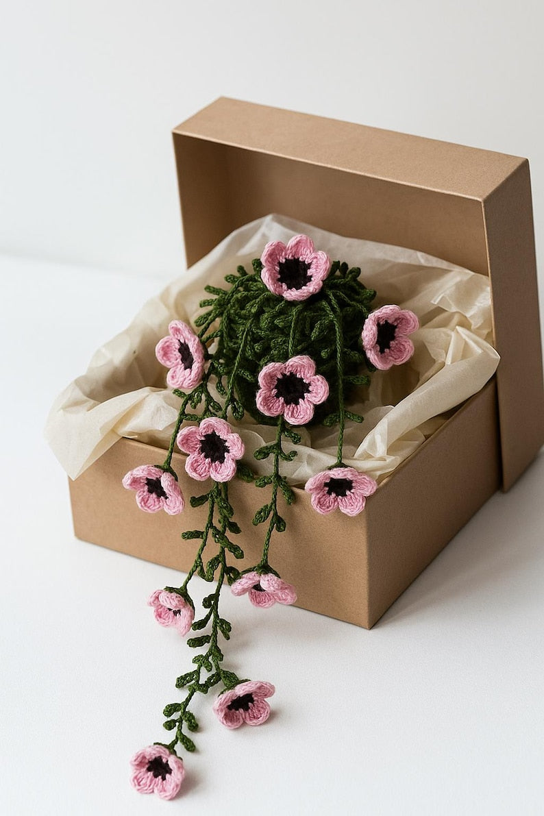 Gehaakte hangende bloemrank met roze bloemen voor muurdecoratie