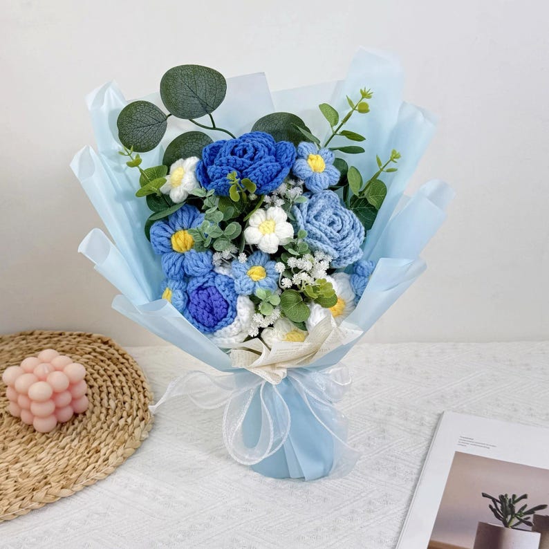 Gehaakt rozenboeket van garen met accentbloemen en zacht groen, handgemaakt bloemstuk