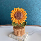 Handgemaakte gehaakte bloempot met zonnebloemmotief