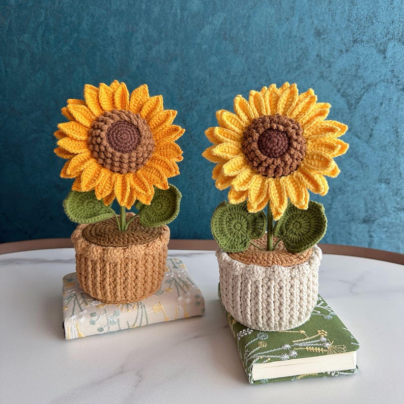 Handgemaakte gehaakte bloempot met zonnebloemmotief