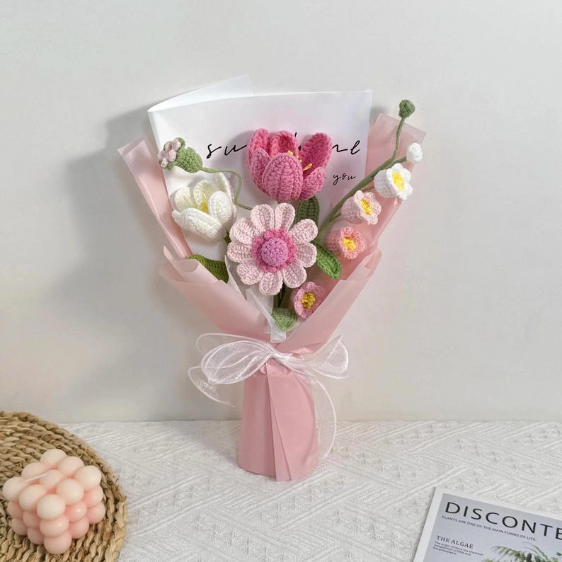 Gehaakt bloemboeket met tulpen, zinnia's en lelietje-van-dalen van katoengaren