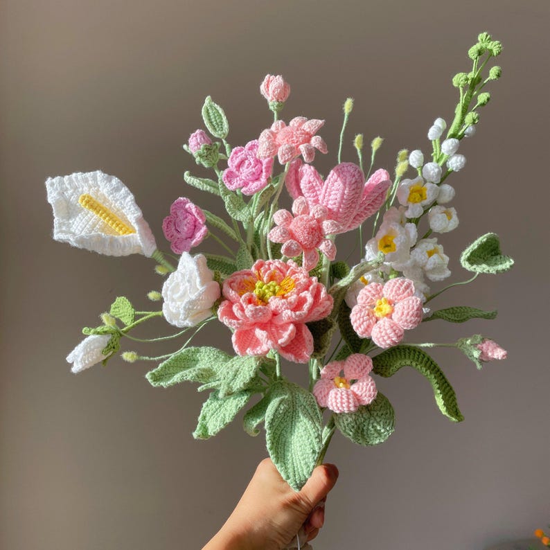 Gehaakt bloemenboeket met groene lelies, rozen en tulpen