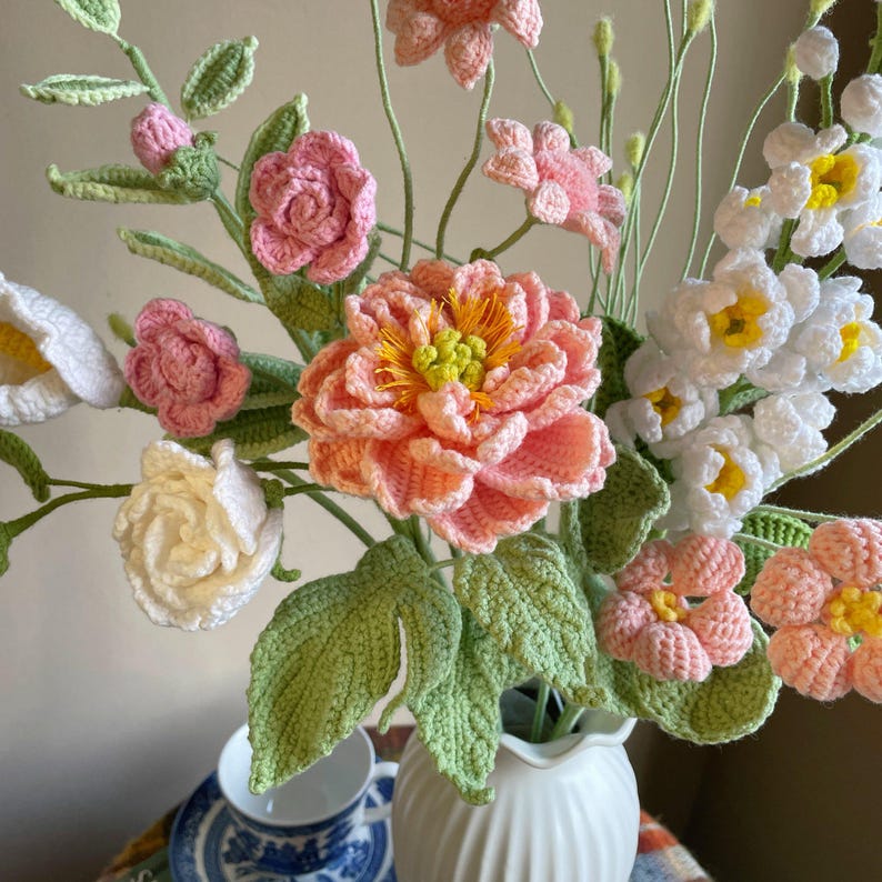 Gehaakt bloemenboeket met groene lelies, rozen en tulpen