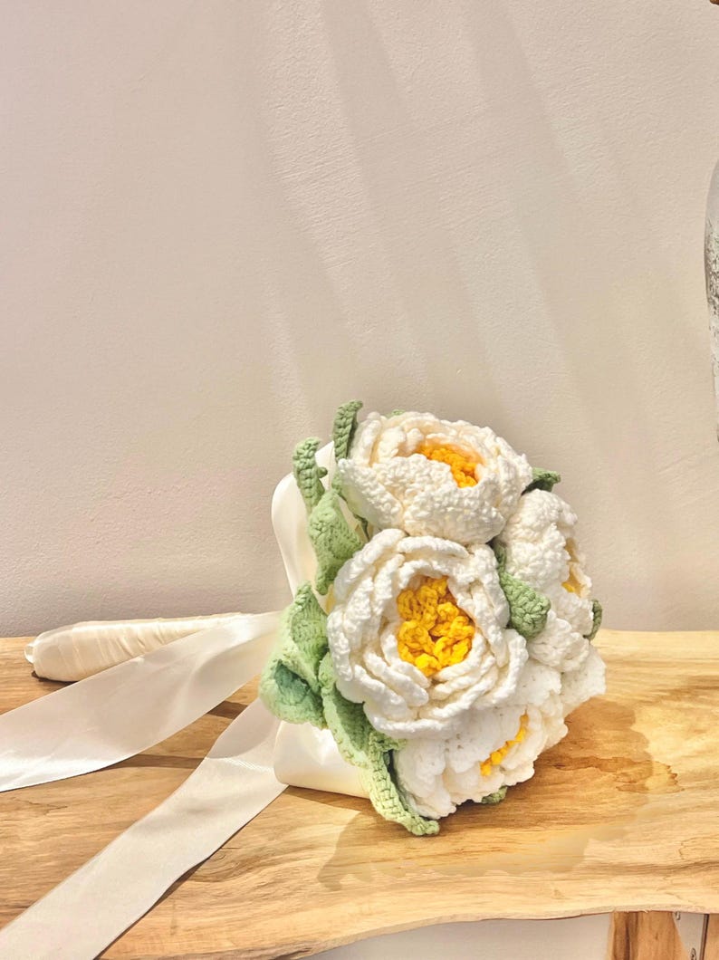 Gehaakt bruidsboeket met witte pioenrozen, handgemaakte bruidsbloemen als aandenken