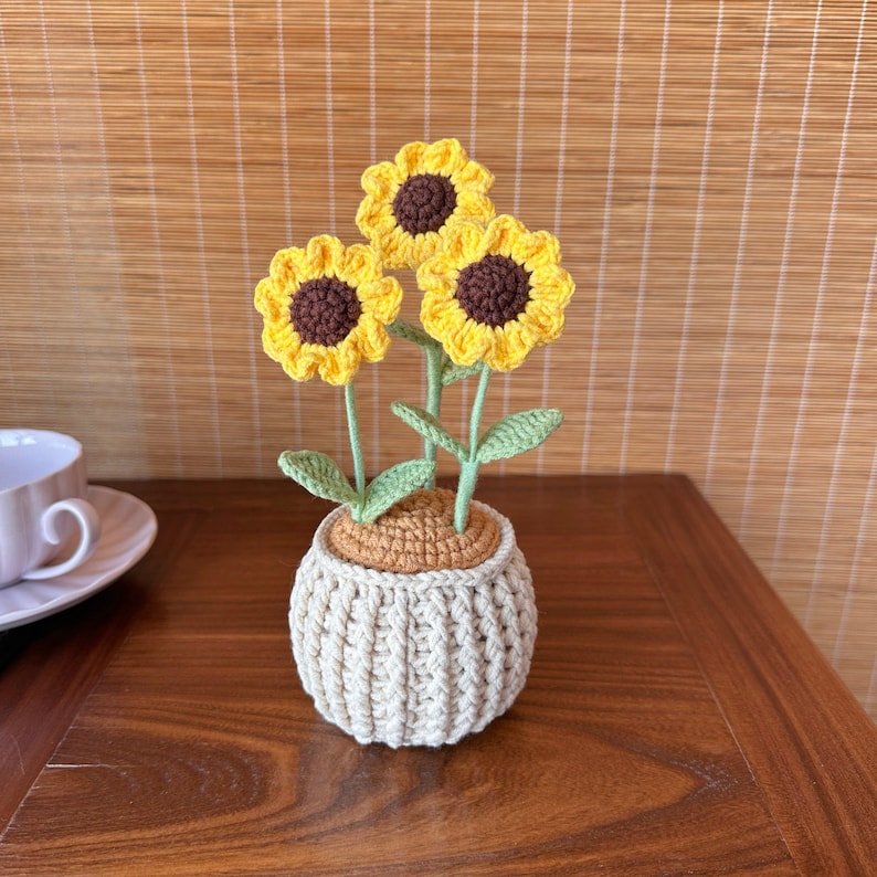 Handgemaakte gehaakte bloempot met zonnebloemmotief