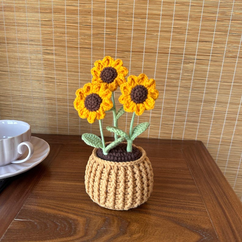 Handgemaakte gehaakte bloempot met zonnebloemmotief