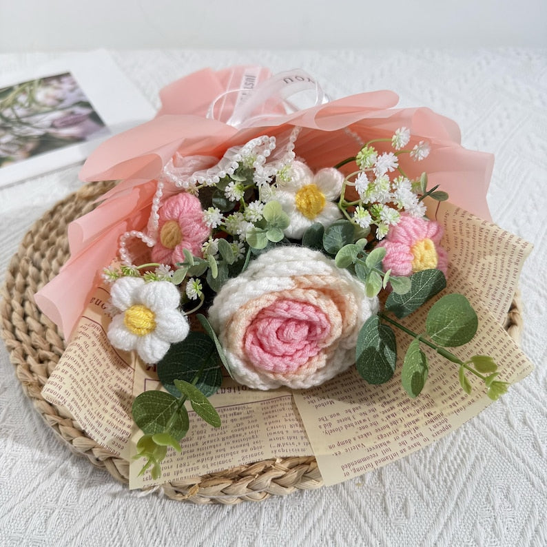 Gehaakt rozenboeket van garen met accentbloemen en zacht groen, handgemaakt bloemstuk